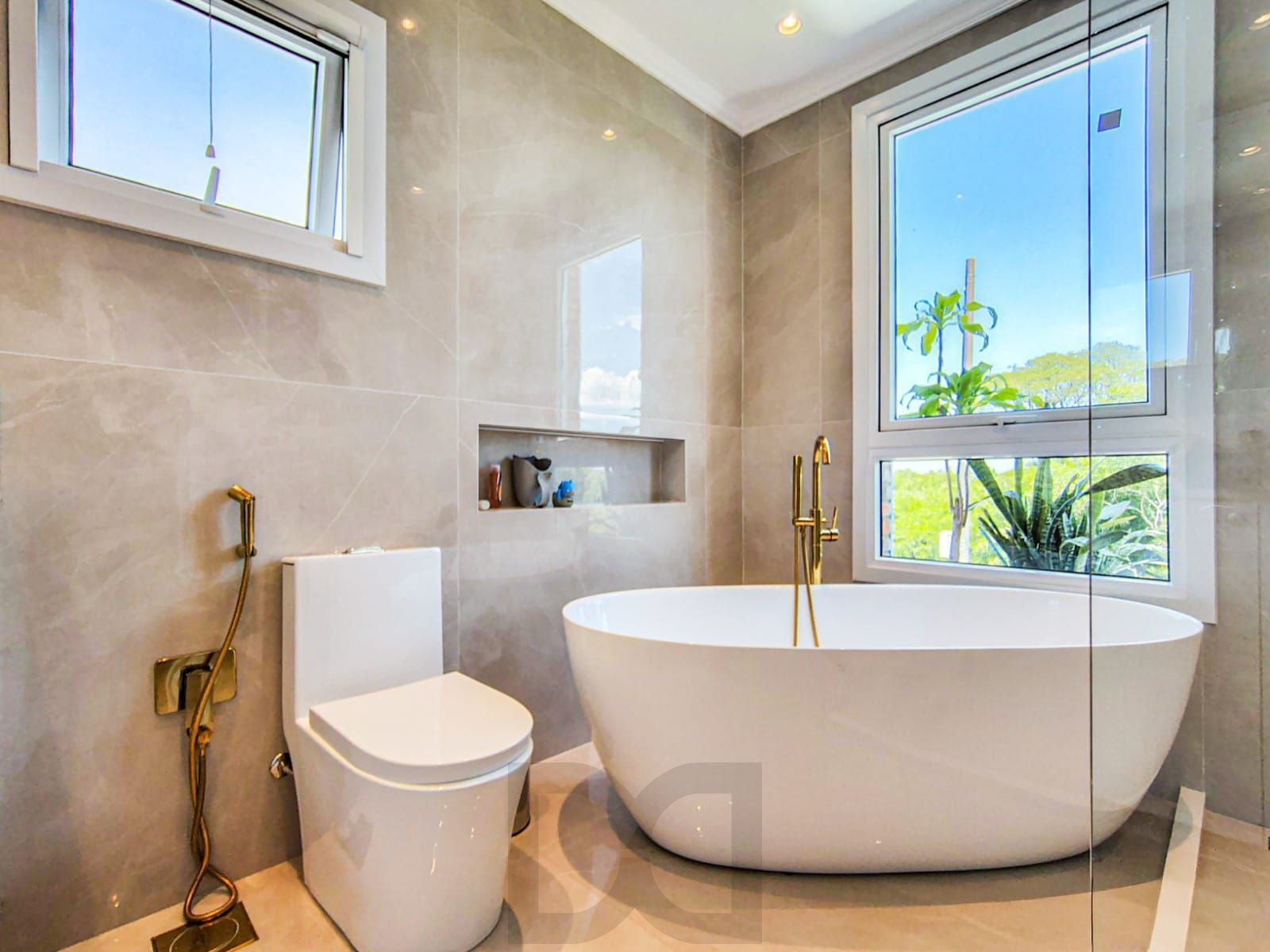 Casa mobiliada em condomínio Alphaville com 4 suítes, área verde nos fundos e piscina — foto 31