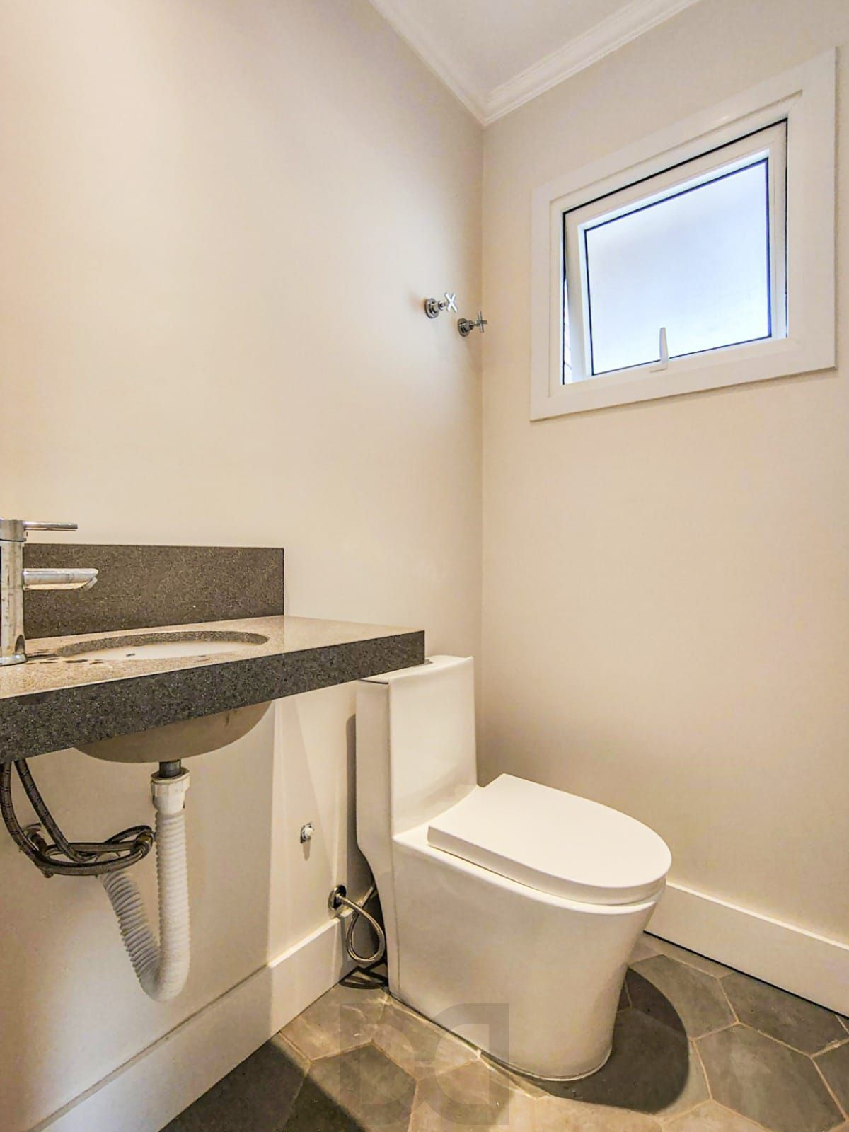 Casa mobiliada em condomínio Alphaville com 4 suítes, área verde nos fundos e piscina — foto 23
