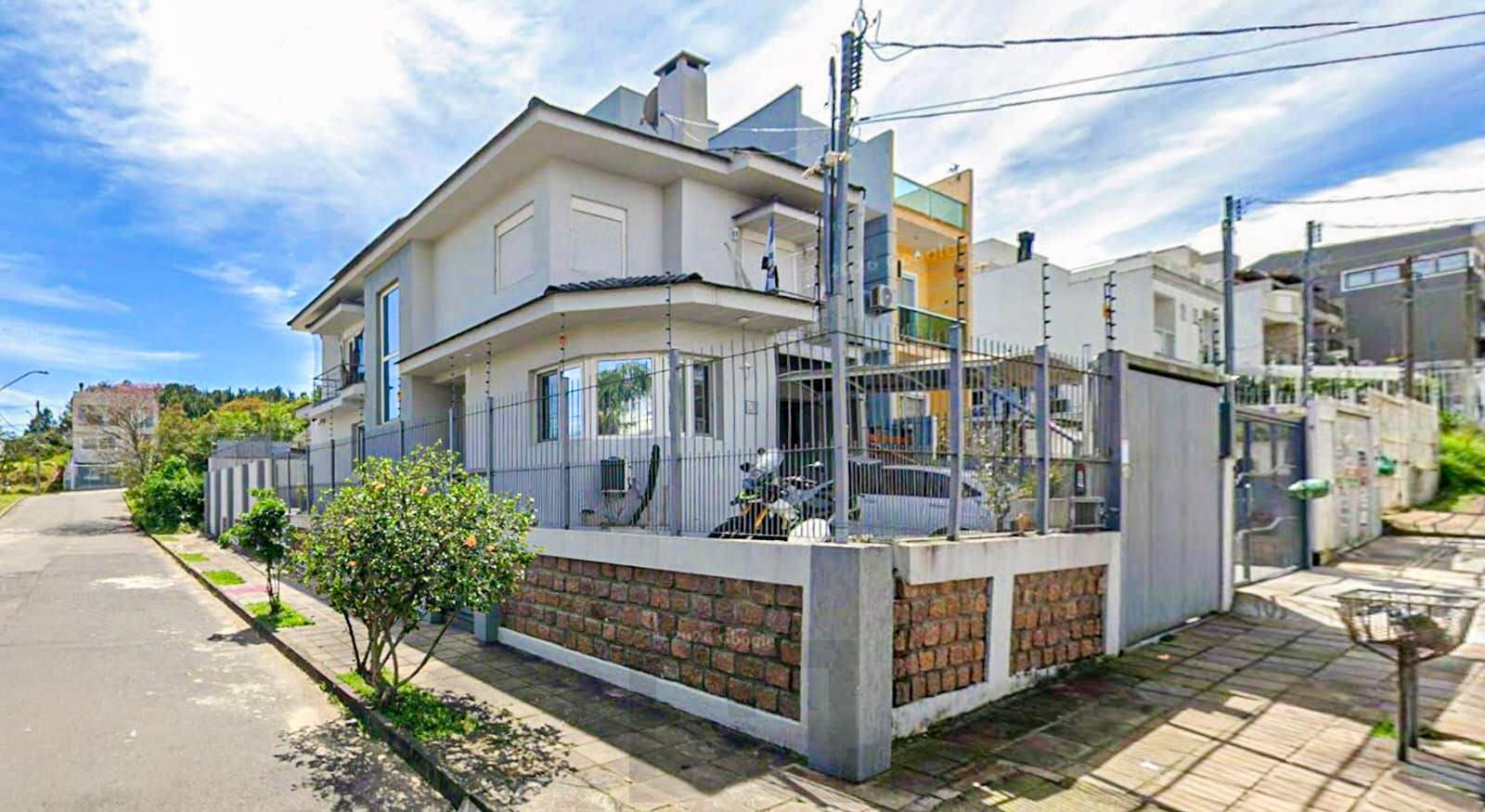 Casa de esquina com 183m² - 3 dorm, 1 suite - Guarujá — foto 1