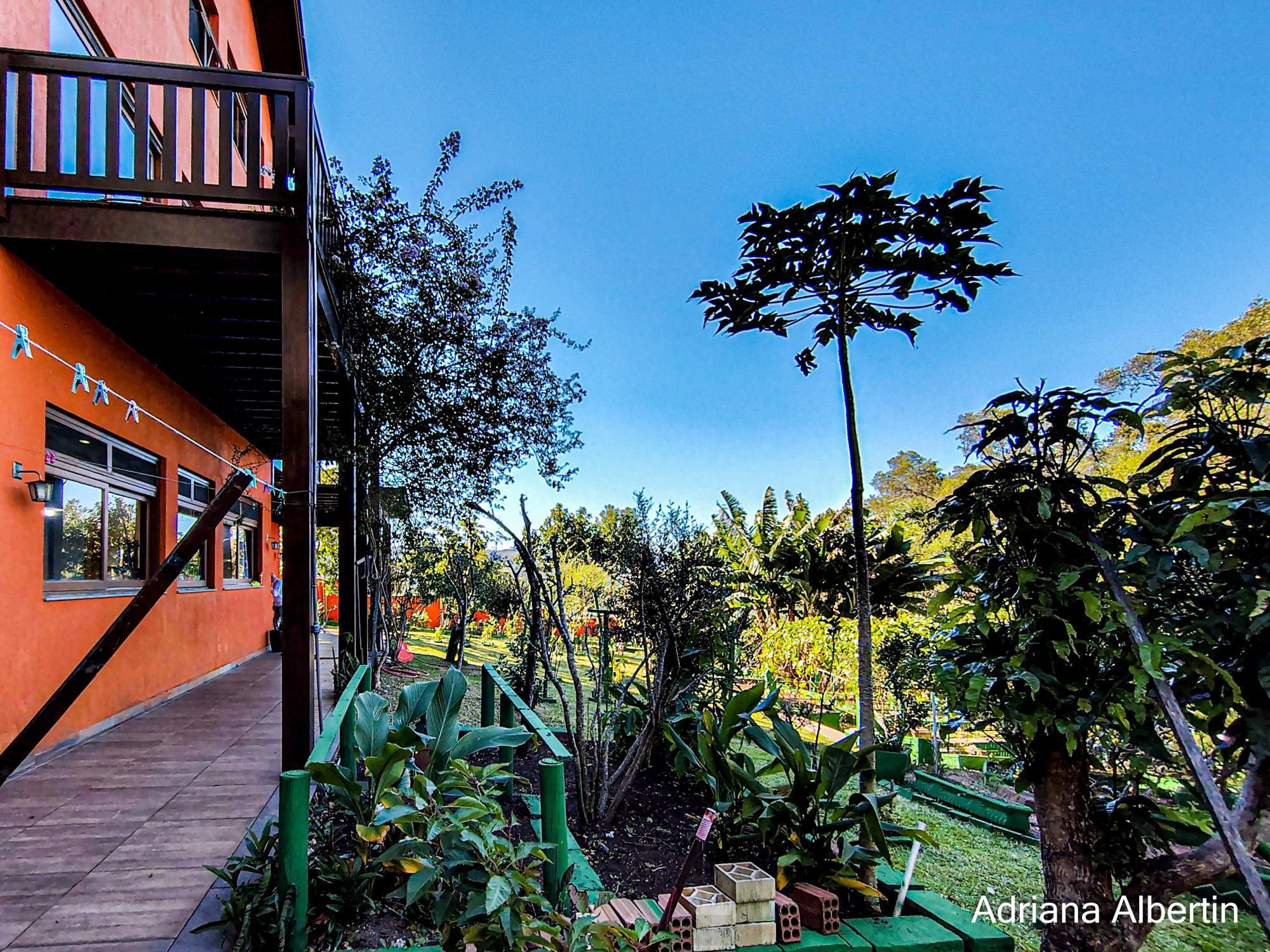 Casa estilo sítio no Alphaville Porto Alegre | Lago com carpas, pomar e vista permanente para o verde — foto 68
