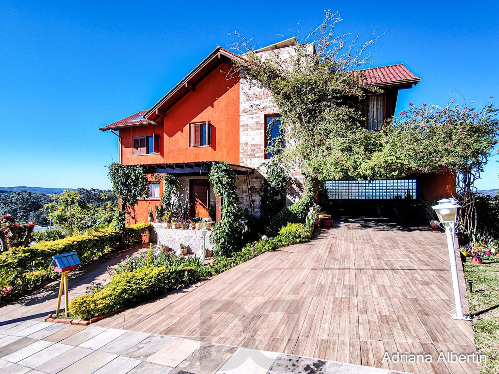 Casa estilo sítio no Alphaville Porto Alegre | Lago com carpas, pomar e vista permanente para o verde — foto 1
