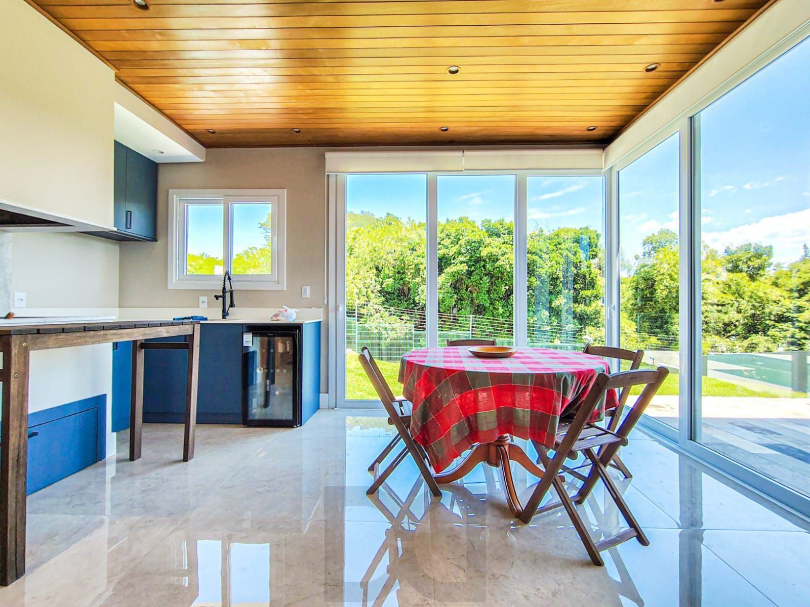 Casa mobiliada em condomínio Alphaville com 4 suítes, área verde nos fundos e piscina — foto 21
