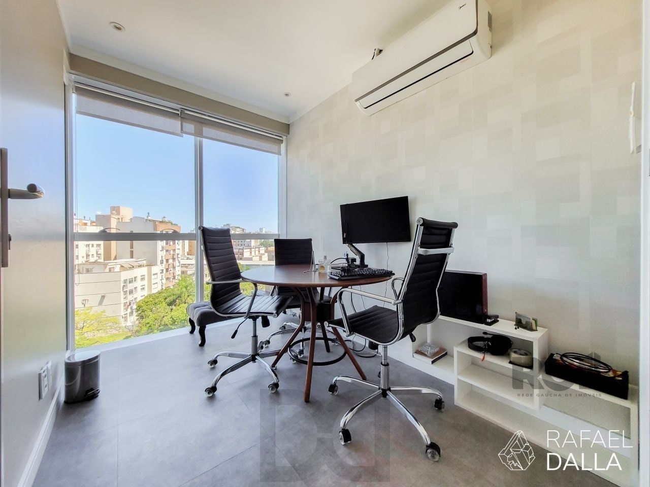 Sala comercial na Rua Loureiro da Silva, no bairro Cidade Baixa, pronta para atender às necessidades do seu negócio. — foto 1