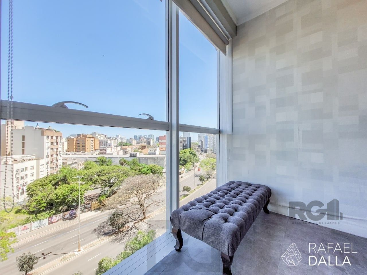 Sala comercial na Rua Loureiro da Silva, no bairro Cidade Baixa, pronta para atender às necessidades do seu negócio. — foto 2