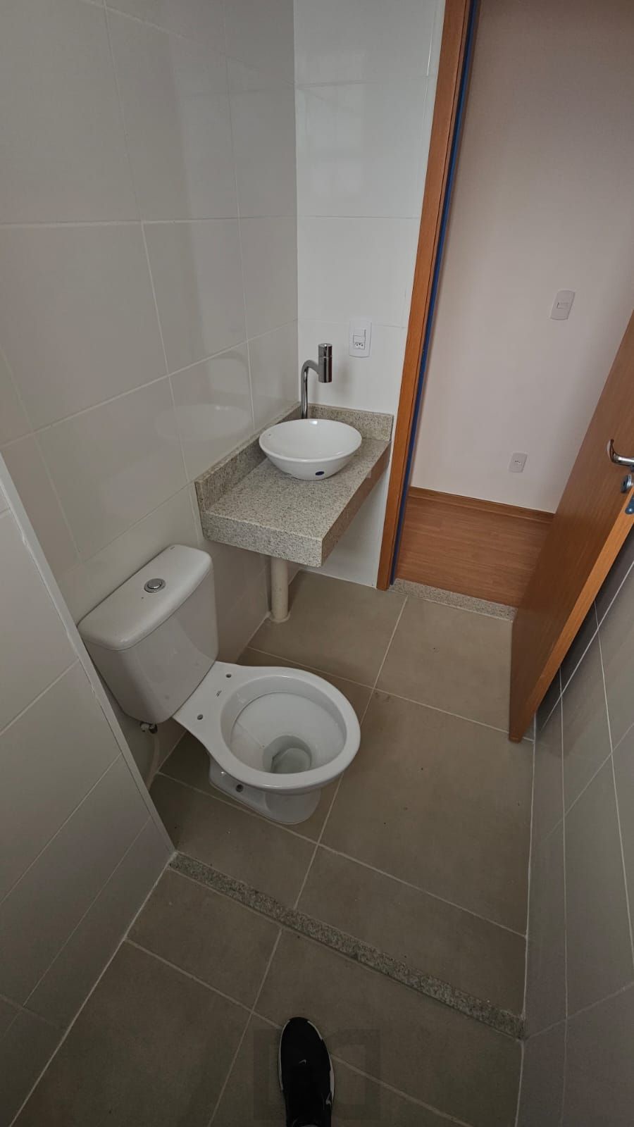 Apartamento 2 dormitórios , suíte , sacada com churrasqueira , 1 vaga de garagem coberta ! — foto 4