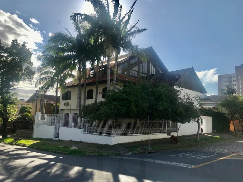 Mansão com 05 Quartos no Bairro Partenon — foto 1