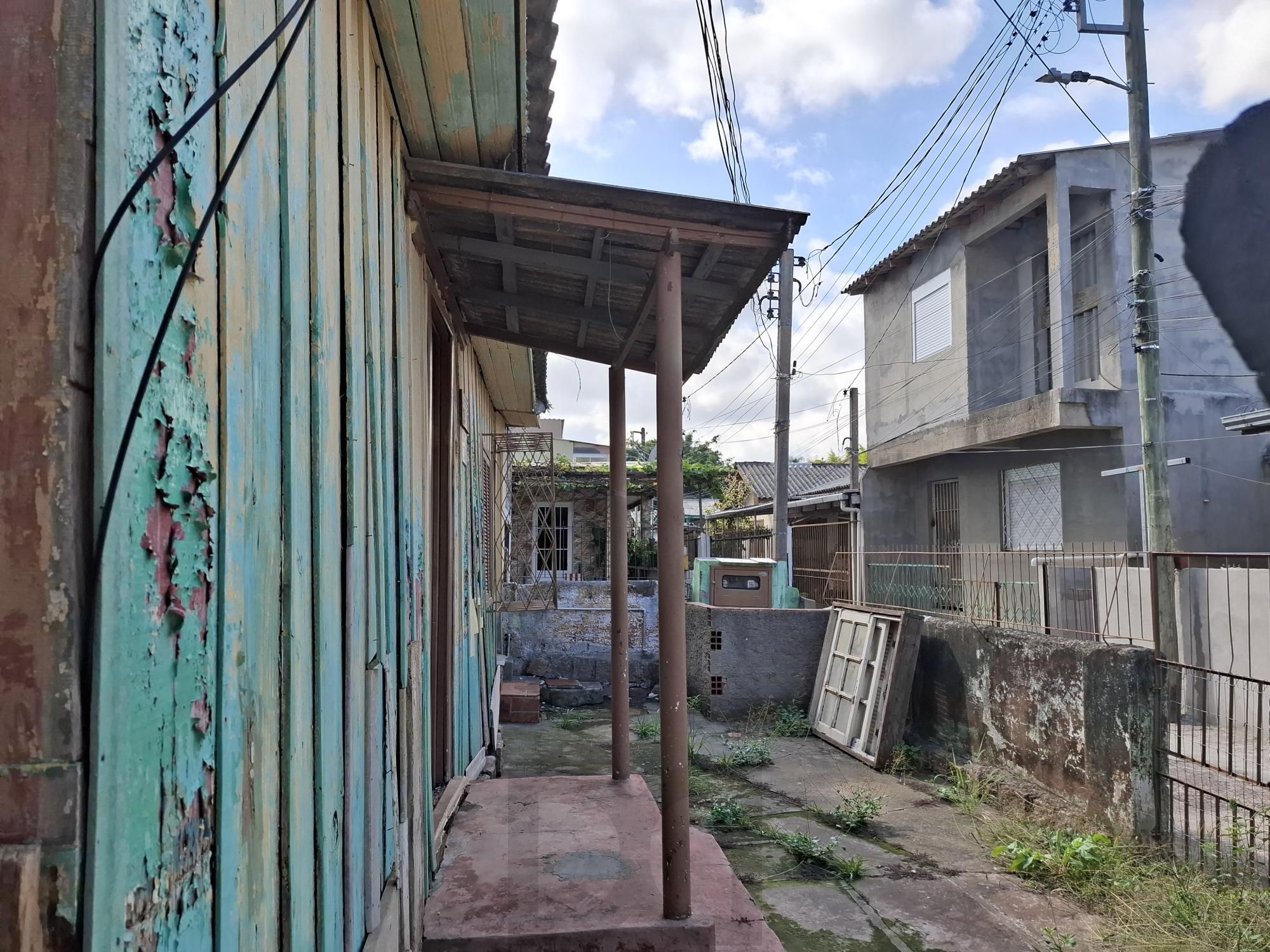 Vende Casa no Bairro Cavalhada em acesso a poucos metros da Avenida. Construídos 2 residências geminadas com 1 dormitório separado, sala e cozinha integrados casa uma, mais chalé antigo de madeira. — foto 15