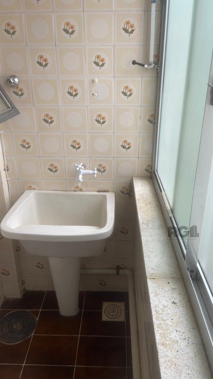 Apartamento de 2 dormitórios, sala, cozinha, banheiro, área de serviço com vaga de garagem escriturada e coberta — foto 10