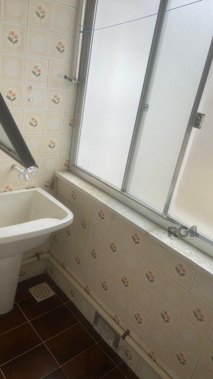Apartamento de 2 dormitórios, sala, cozinha, banheiro, área de serviço com vaga de garagem escriturada e coberta — foto 9