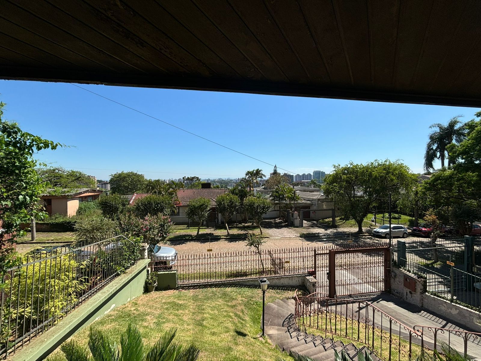 Casa 4 dormitórios, 1 suíte, 03 vagas, Bairro Três Figueiras, Porto Alegre. — foto 32