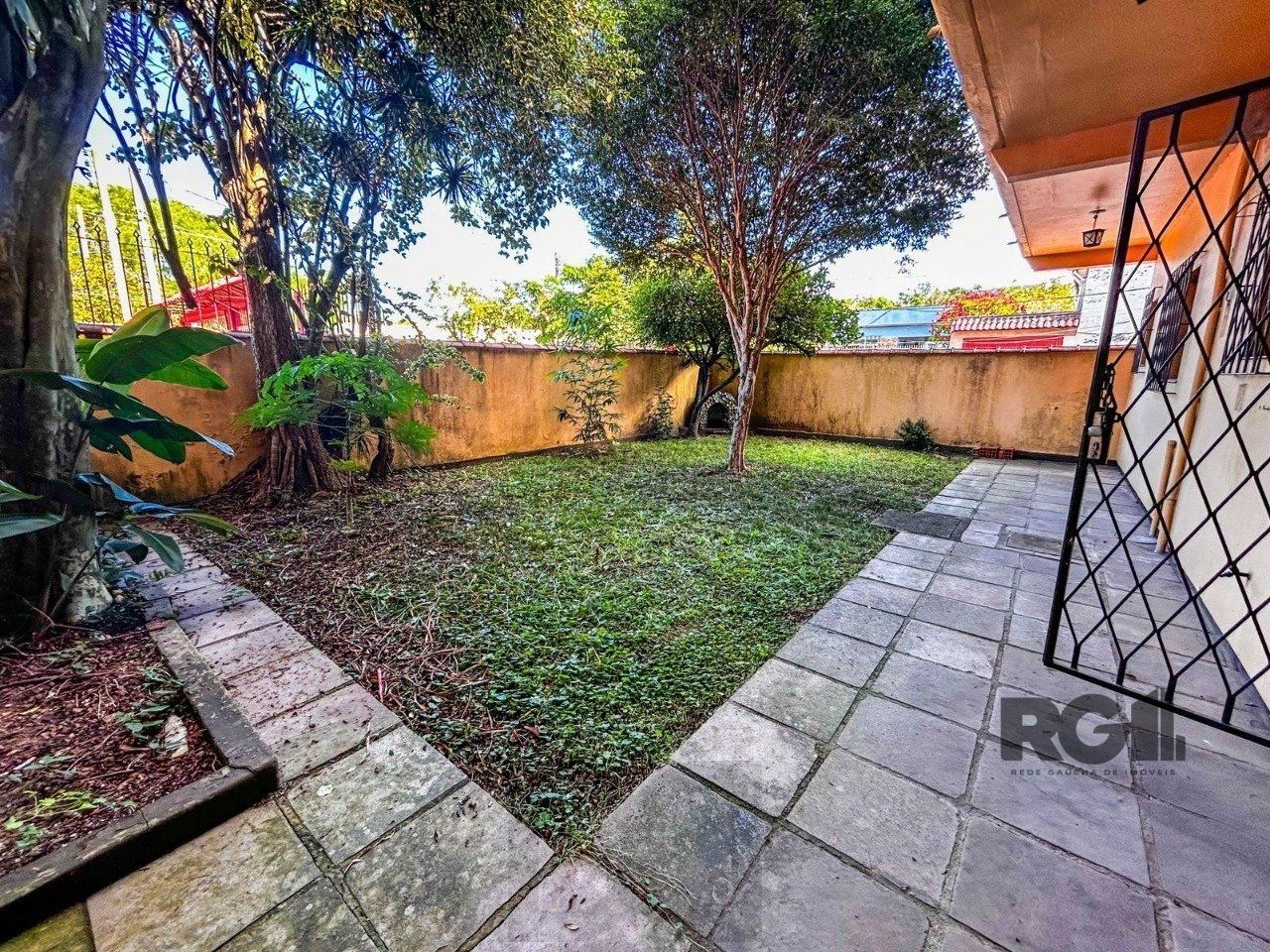 Casa com 2 salas comerciais, 3 quartos, vaga de garagem churrasqueira, suíte, no bairro Cavalhada, Porto Alegre/RS — foto 29