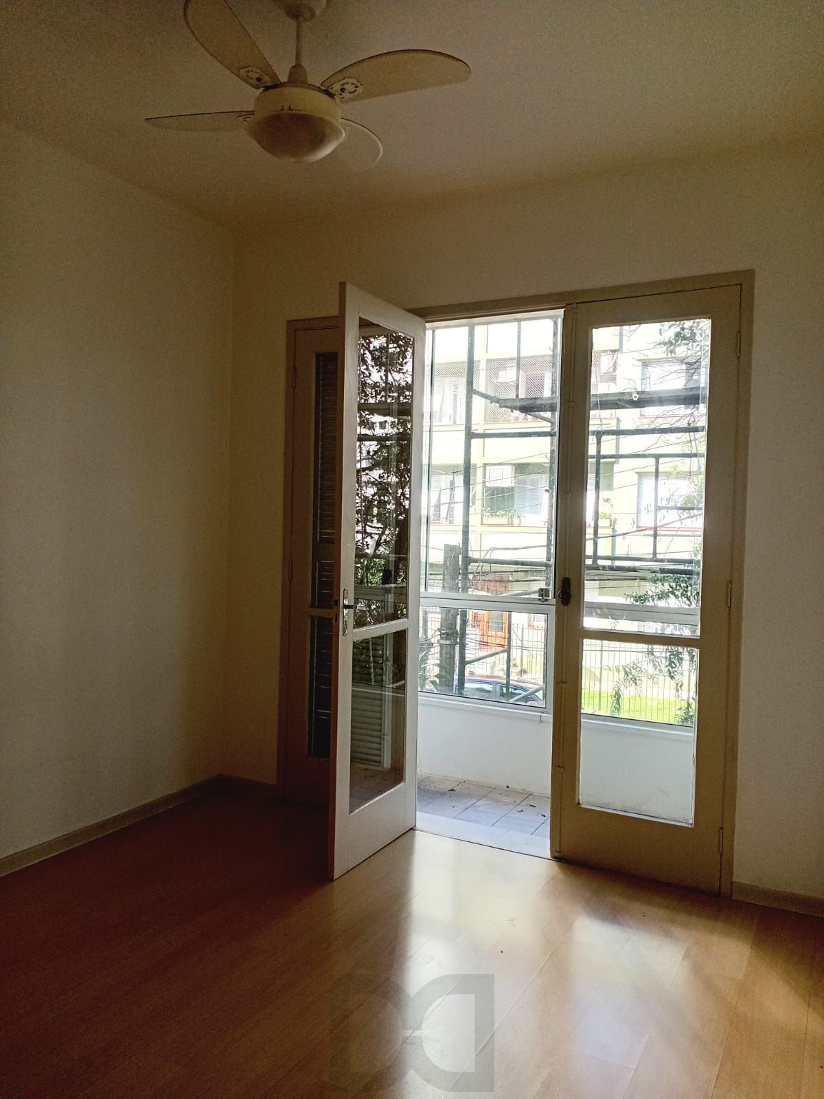 Apartamento 3 dormitórios, frente, sacada no bairro Santana - Porto Alegre - RS — foto 21