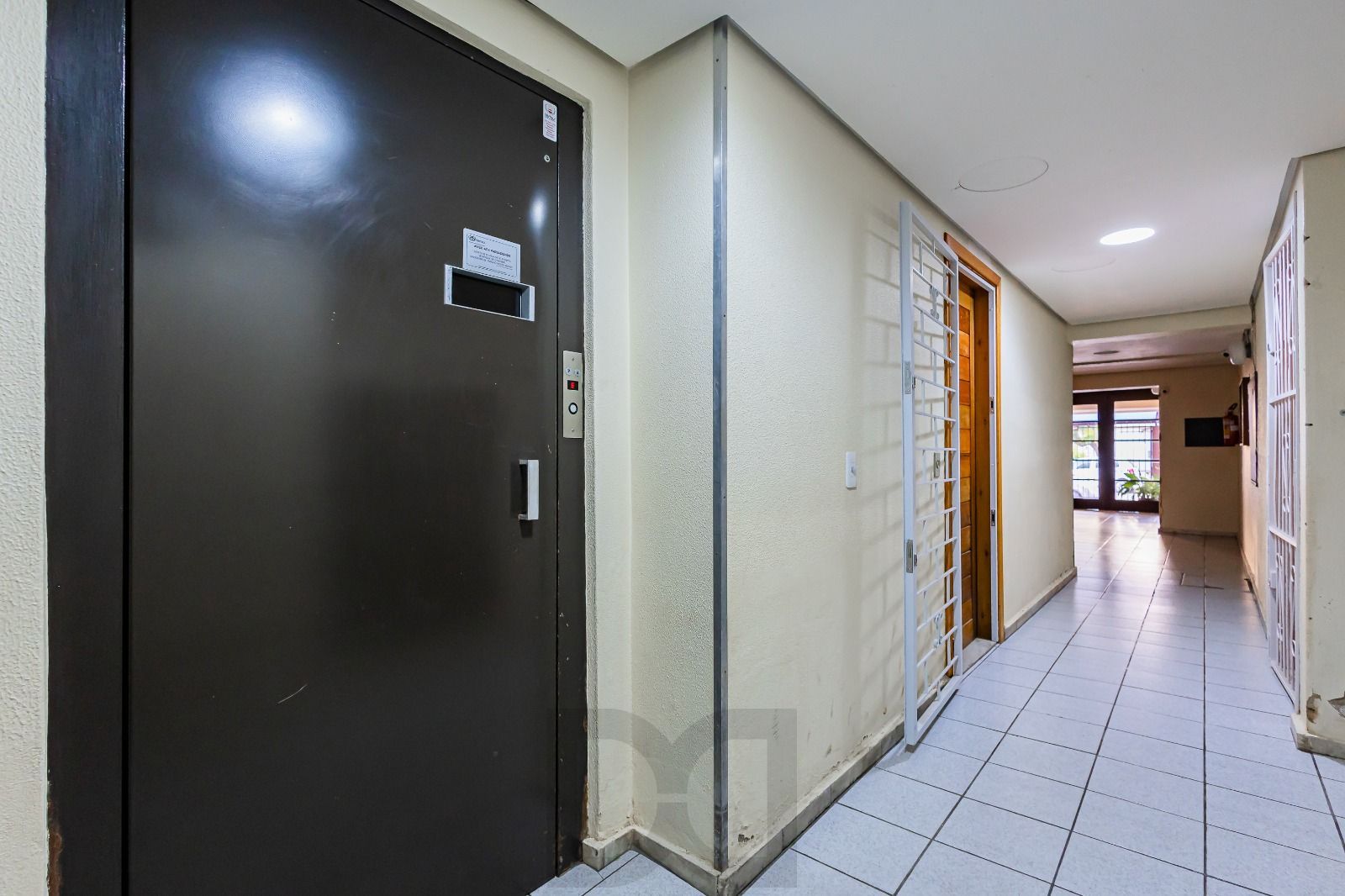 Apartamento a venda com dois dormitorios e vaga coberta no bairro Menino Deus. — foto 31