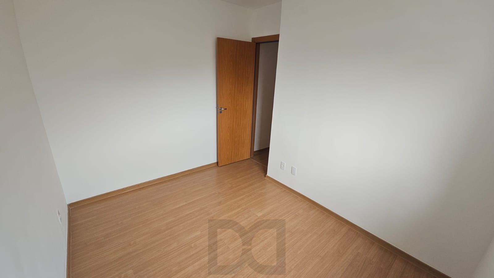 Apartamento 2 dormitórios , suíte , sacada com churrasqueira , 1 vaga de garagem coberta ! — foto 3