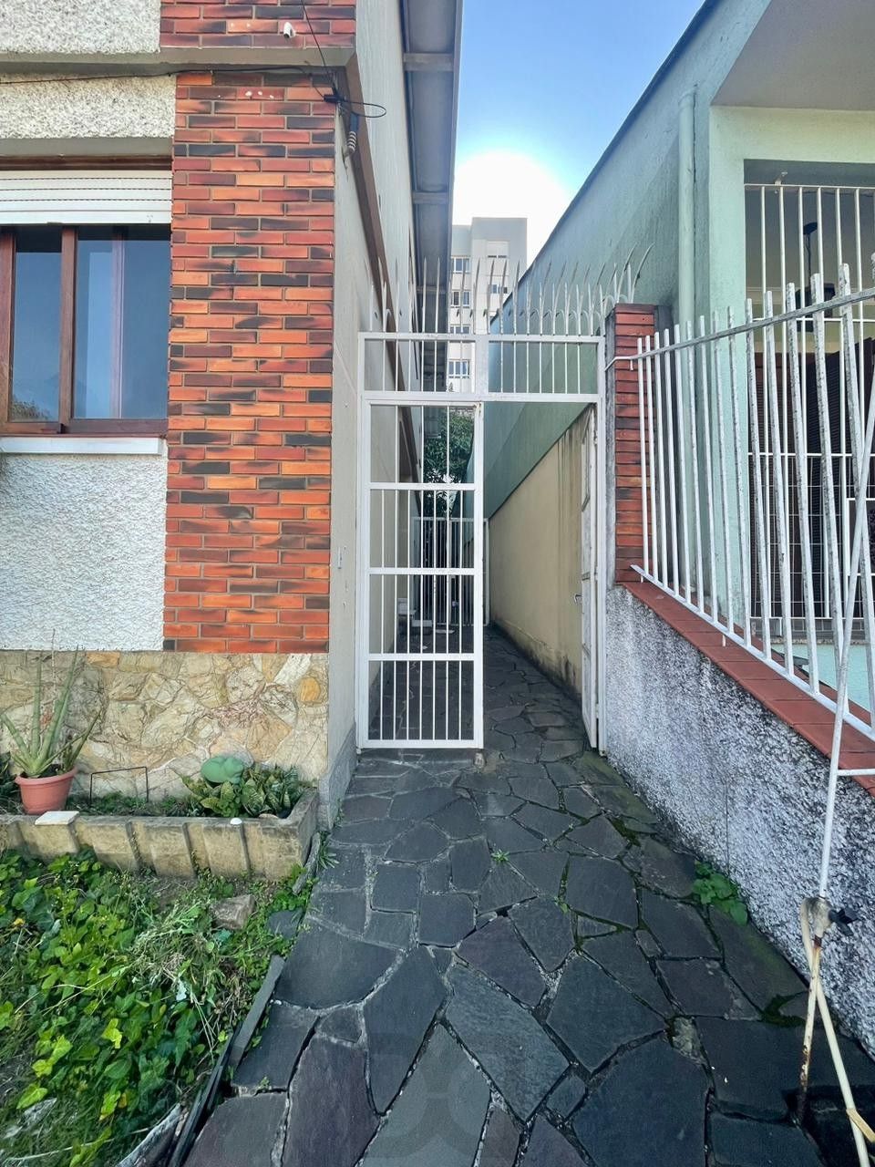Sobrado Com 4 dormitórios, 1 suíte e 228M² no Bairro Petrópolis -Porto Alegre — foto 2