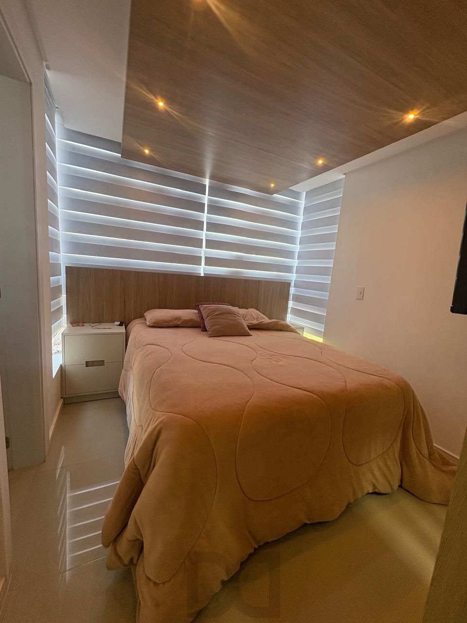 Apartamento à venda no Bairro Tristeza – Mobiliado. Lindo apartamento de 3 dormitórios, transformado em 2 dormitorios, sendo 1 suíte, com excelente distribuição dos ambientes. — foto 9