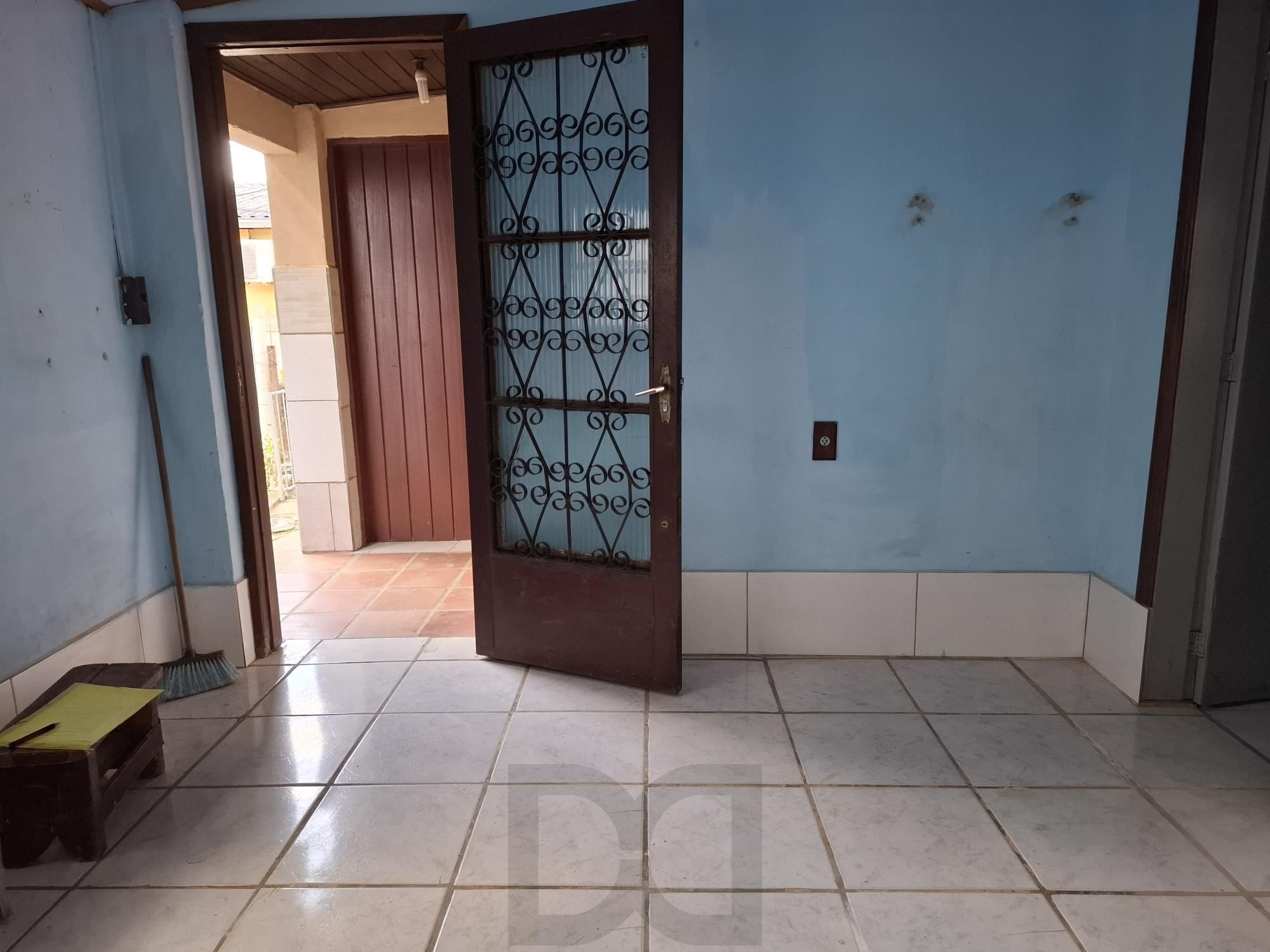 Vende Casa no Bairro Cavalhada em acesso a poucos metros da Avenida. Construídos 2 residências geminadas com 1 dormitório separado, sala e cozinha integrados casa uma, mais chalé antigo de madeira. — foto 5