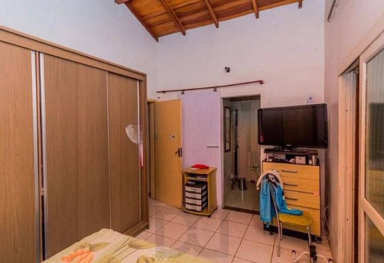 Casa de 3 dormitórios , com suíte , banheiro social , 2 apartamentos de 1 dormitório nos fundos , vaga para 3 carros ! — foto 10
