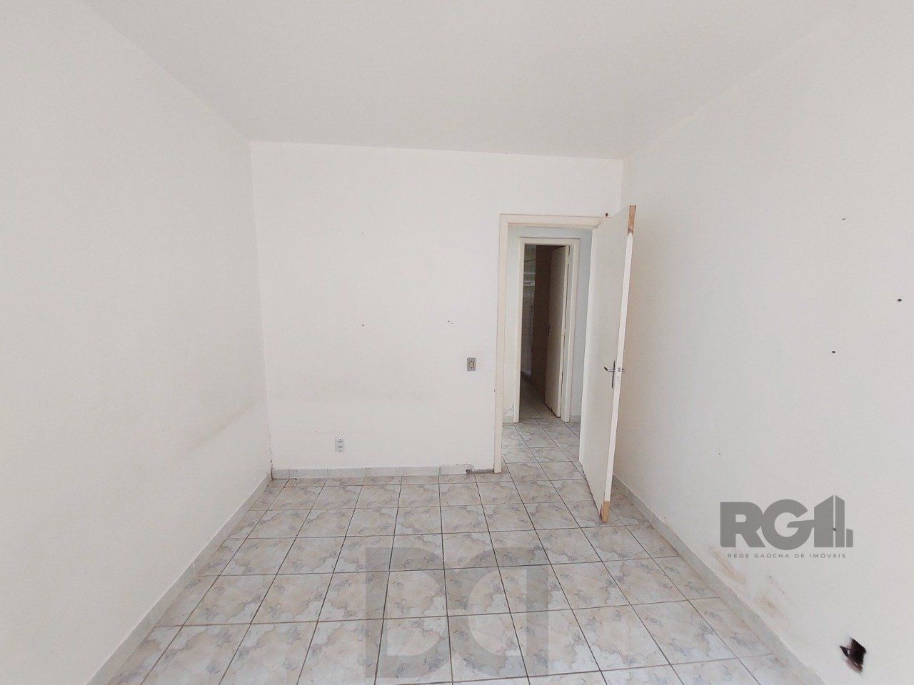 APTO 02 DORMITÓRIOS AMPLAS PEÇAS - 01 VAGA ESCRITURADA NO BAIRRO TRISTEZA — foto 7