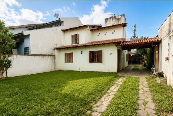 Casa 4 domitorios sendo uma suite com 6 vagas em 195m2 no bairro Guaruja. — foto 1