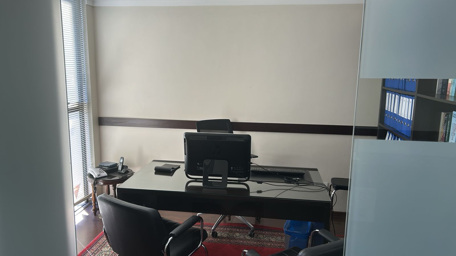 Sala com vaga coberta no bairro Petrópolis em Porto Alegre RS — foto 5