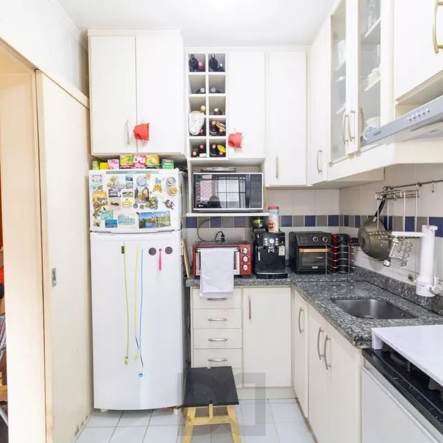Apartamento 02 dormitórios - sacada com churrasqueira peças amplas em Tradicional condomínio no Bairro Cavalhada - 01 vaga escriturada — foto 7