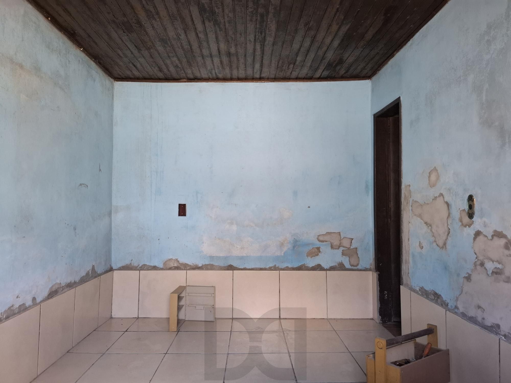 Vende Casa no Bairro Cavalhada em acesso a poucos metros da Avenida. Construídos 2 residências geminadas com 1 dormitório separado, sala e cozinha integrados casa uma, mais chalé antigo de madeira. — foto 11