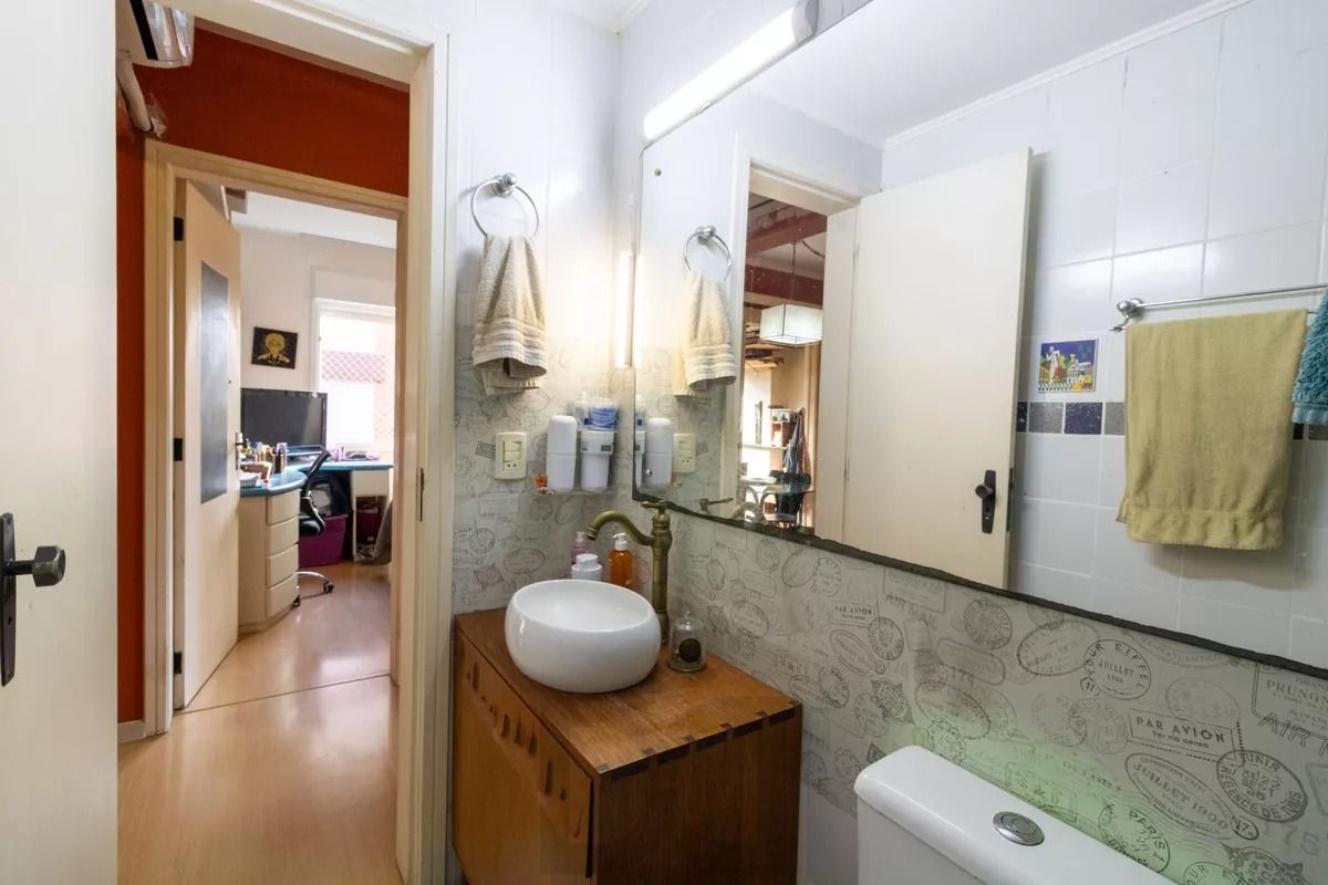 Apartamento 02 dormitórios - sacada com churrasqueira peças amplas em Tradicional condomínio no Bairro Cavalhada - 01 vaga escriturada — foto 12