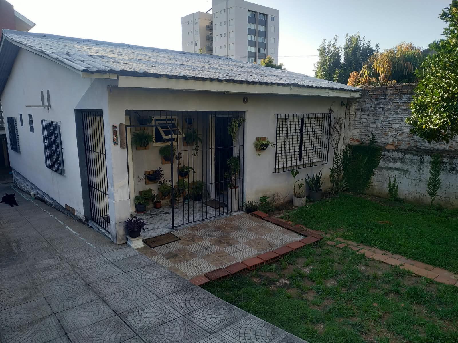 Casas com 4 quartos, vagas de garagem, churrasqueira, jardim, no bairro Bom Jesus — foto 2