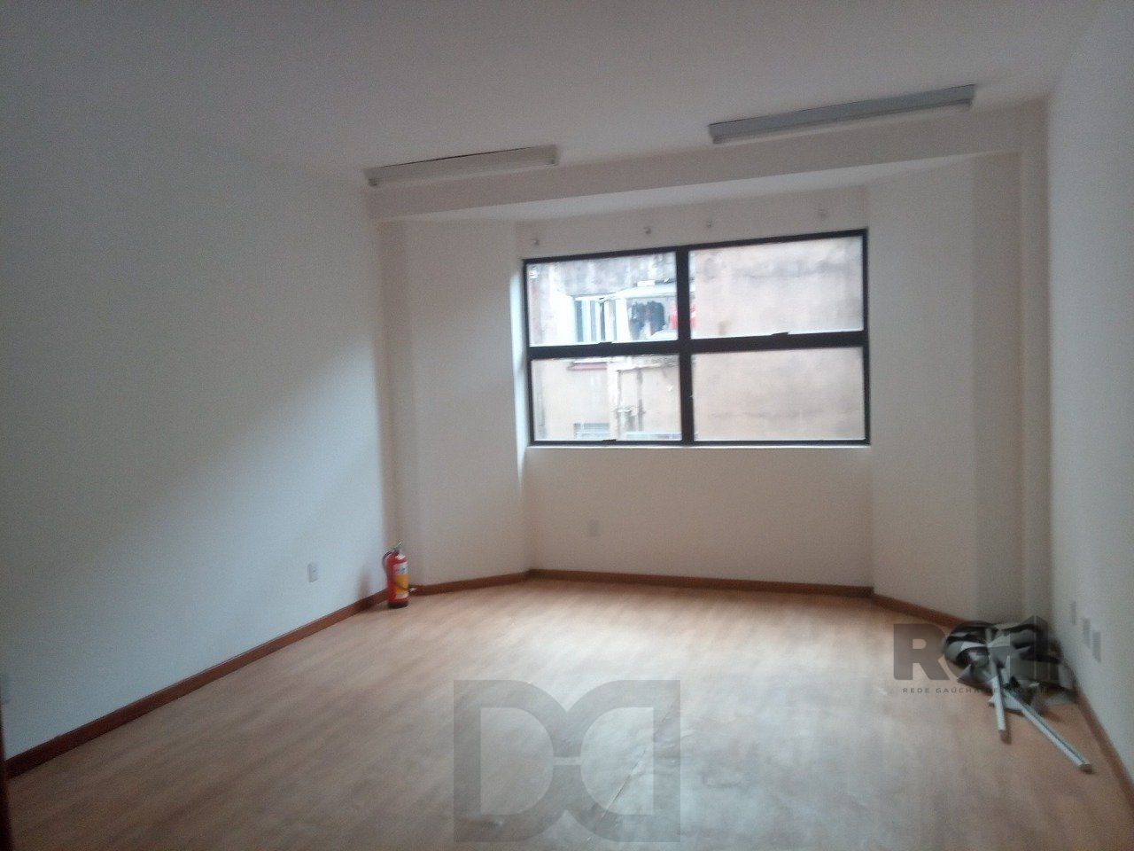 SALA COMERCIAL DESOCUPADA, NO BAIRRO CENTRO HISTÓRICO, EM PORTO ALEGRE, RS — foto 2