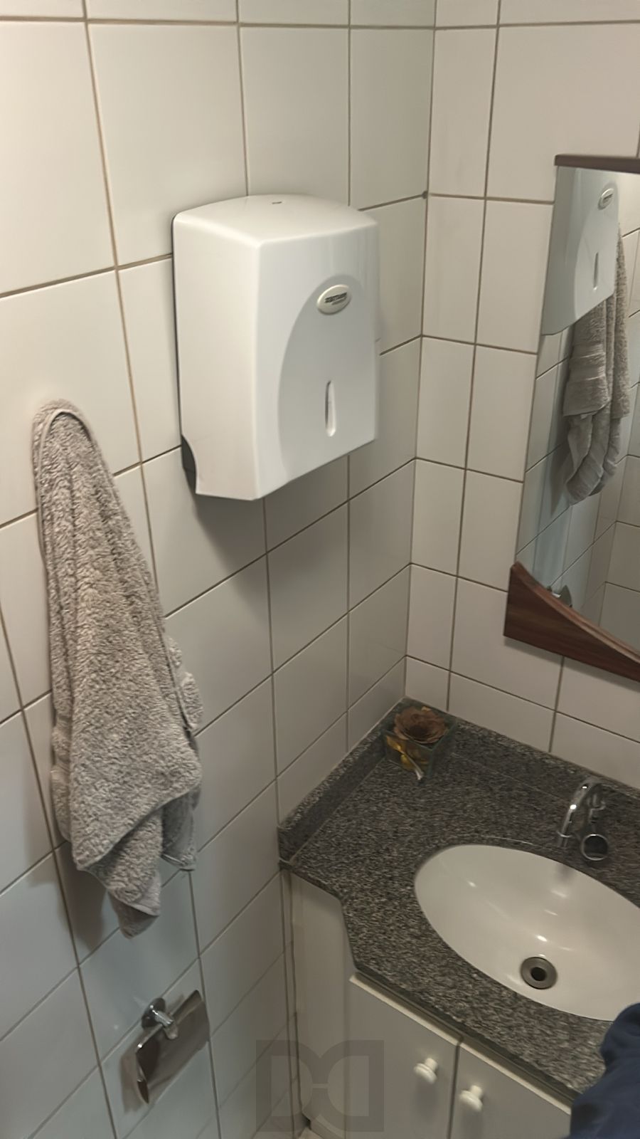 Sala Comercial com vaga coberta no bairro Petrópolis em Porto Alegre Rs — foto 8
