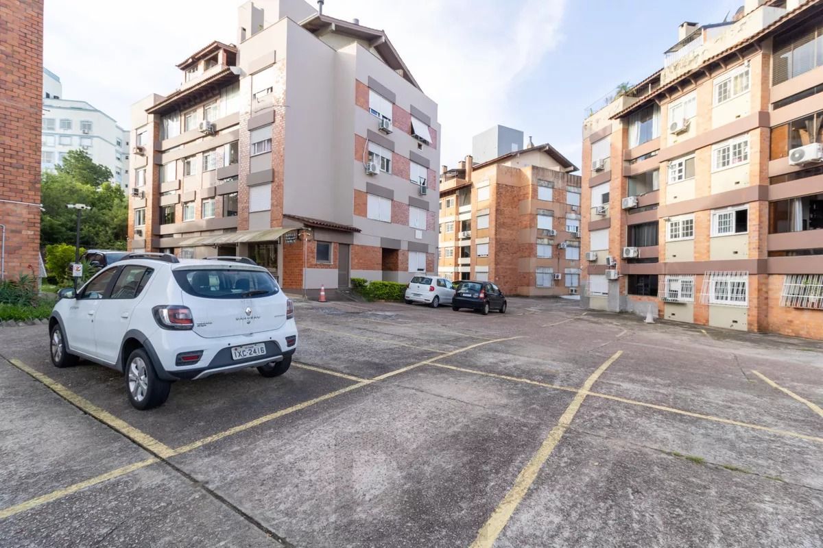 Apartamento 02 dormitórios - sacada com churrasqueira peças amplas em Tradicional condomínio no Bairro Cavalhada - 01 vaga escriturada — foto 21