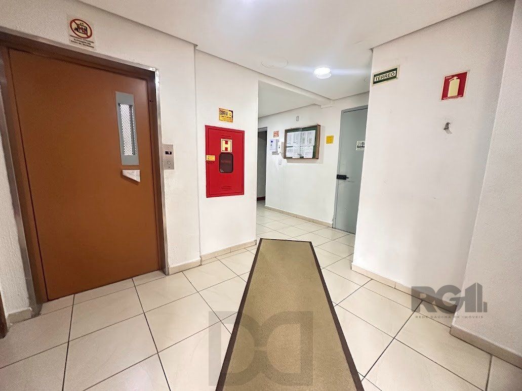 Apartamento a venda, dois dormitórios mobiliado no bairro Cristal. — foto 33