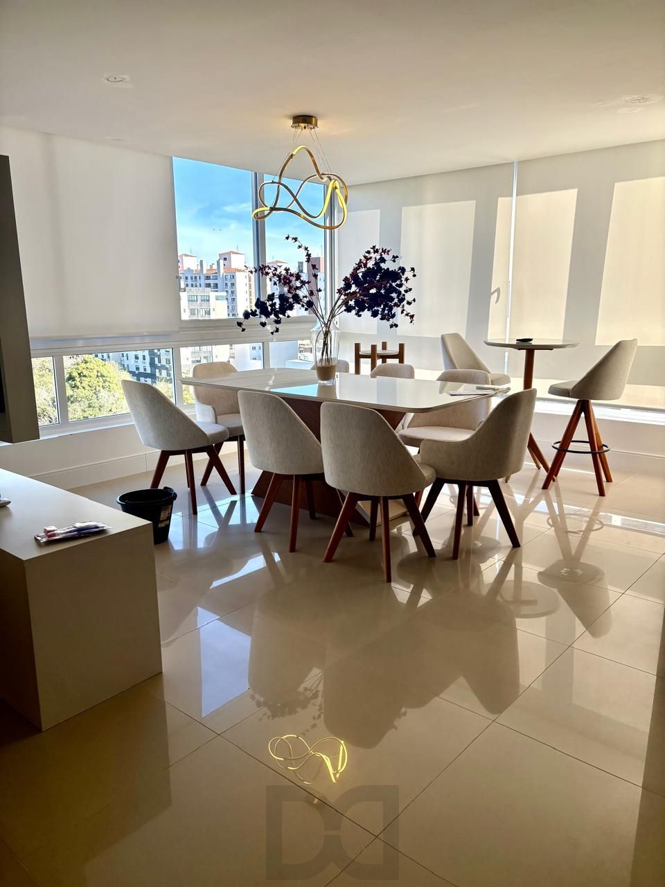 Apartamento à venda no Bairro Tristeza – Mobiliado. Lindo apartamento de 3 dormitórios, transformado em 2 dormitorios, sendo 1 suíte, com excelente distribuição dos ambientes. — foto 2