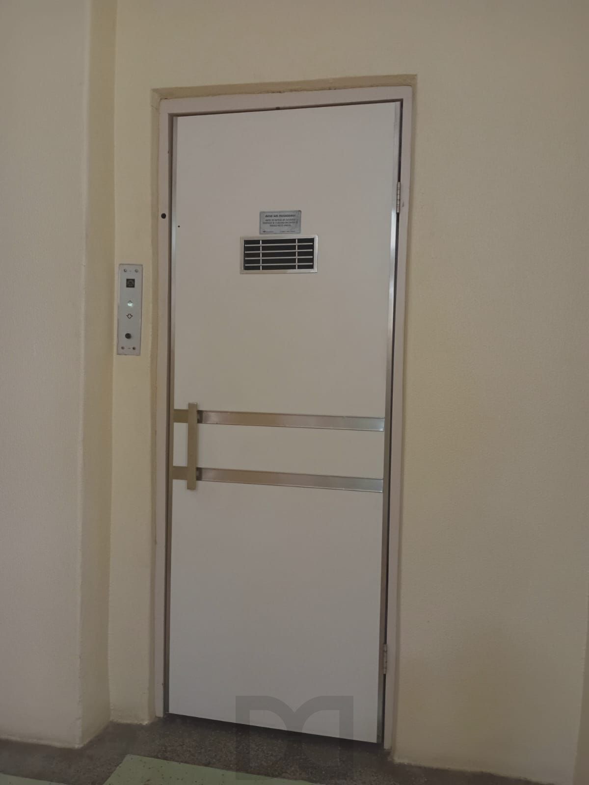 Apartamento 3 dormitórios, frente, sacada no bairro Santana - Porto Alegre - RS — foto 29