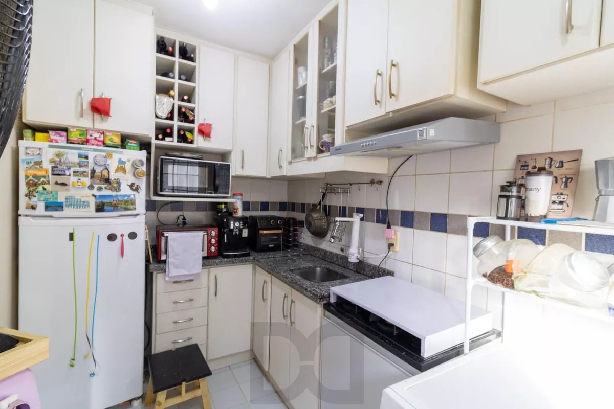 Apartamento 02 dormitórios - sacada com churrasqueira peças amplas em Tradicional condomínio no Bairro Cavalhada - 01 vaga escriturada — foto 8