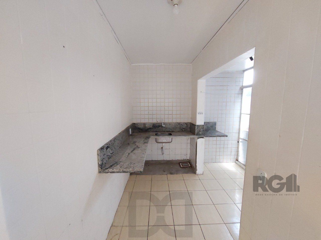 APTO 02 DORMITÓRIOS AMPLAS PEÇAS - 01 VAGA ESCRITURADA NO BAIRRO TRISTEZA — foto 5