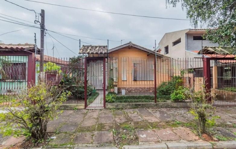 Casa de 3 dormitórios , com suíte , banheiro social , 2 apartamentos de 1 dormitório nos fundos , vaga para 3 carros ! — foto 1