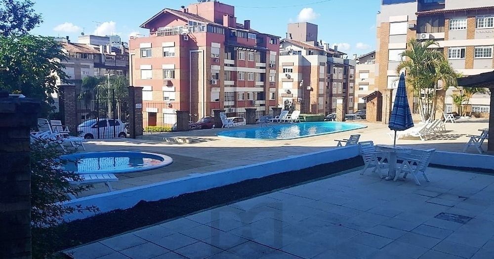 Apartamento 02 dormitórios - sacada com churrasqueira peças amplas em Tradicional condomínio no Bairro Cavalhada - 01 vaga escriturada — foto 2