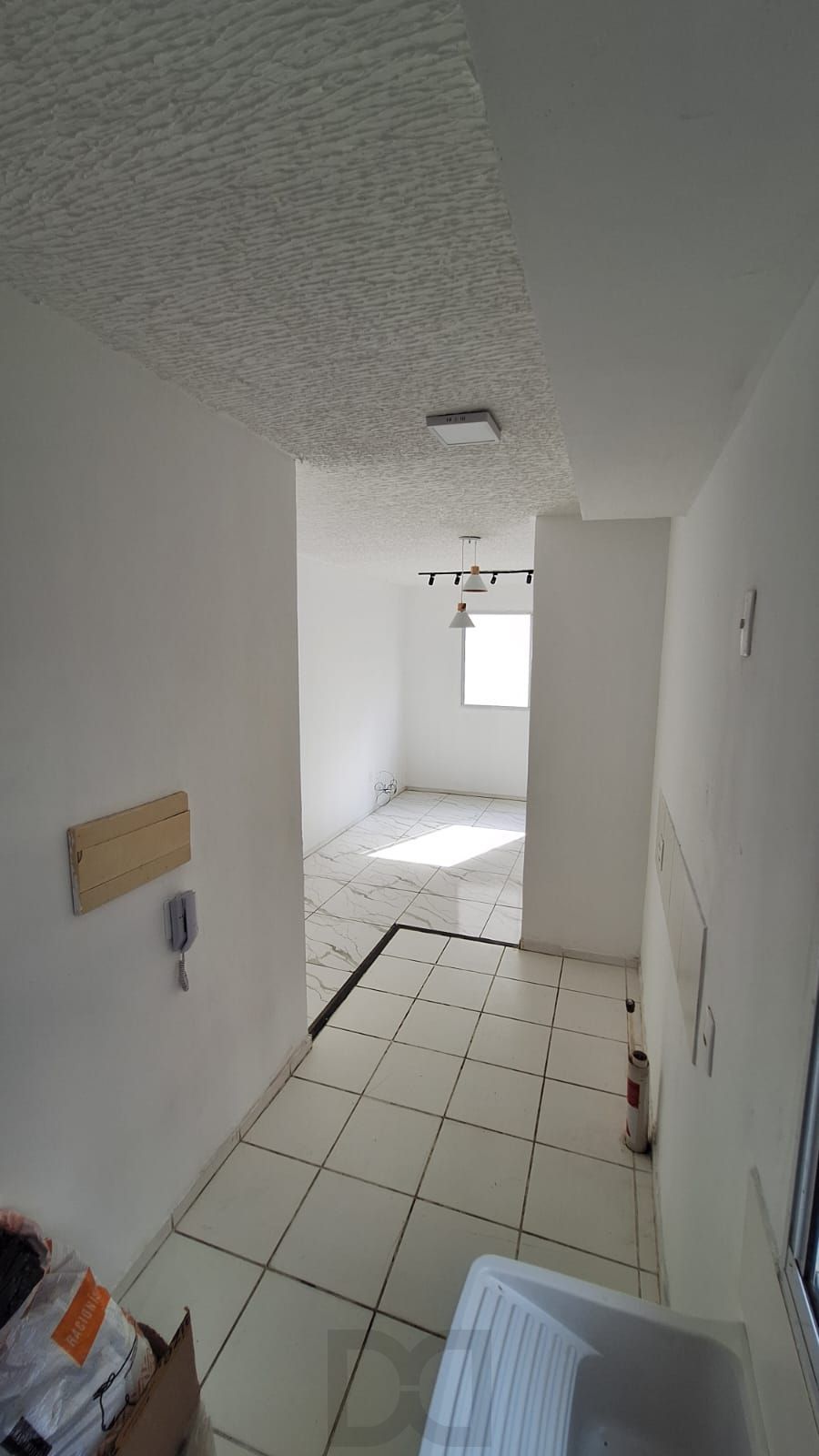 Apartamento semimobiliado com 2 dormitórios, vaga de garage, reformado, no bairro Rubem Berta - Porto Alegre — foto 3
