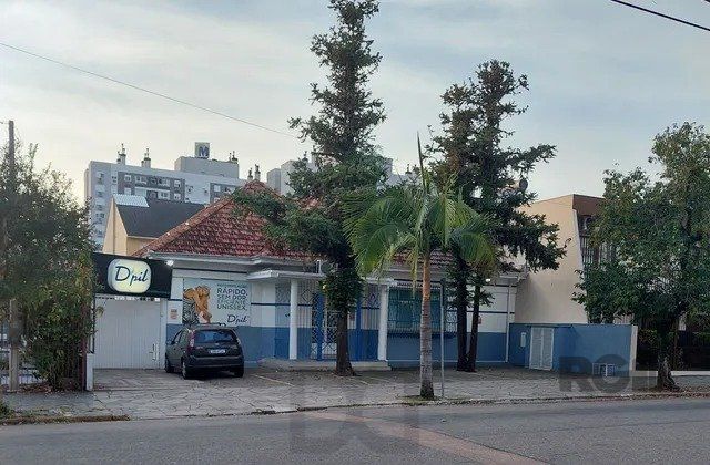 casa com 4 dormitórios no bairro Higienópolis — foto 1