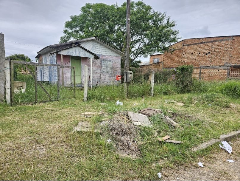 Terreno plano com Casa em Madeira 2d, 1Banh, Restinga, Porto Alegre — foto 1