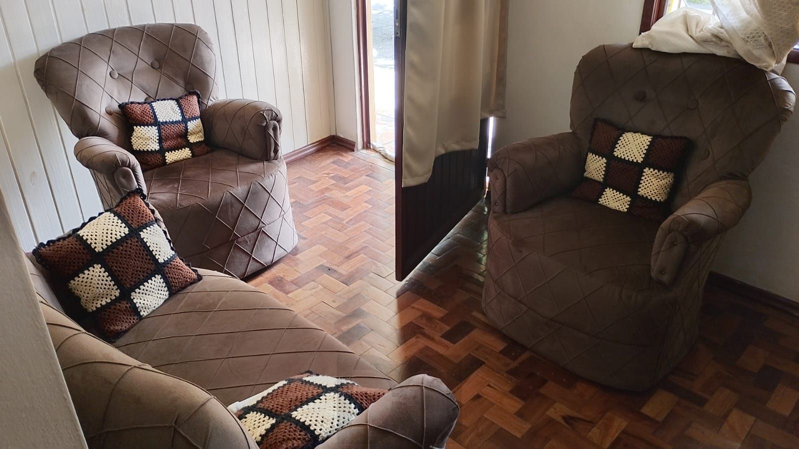 Casa térrea com 2 dormitórios na casa da frente e no fundos ,um galpão de alvenaria , churrasqueira ! — foto 4