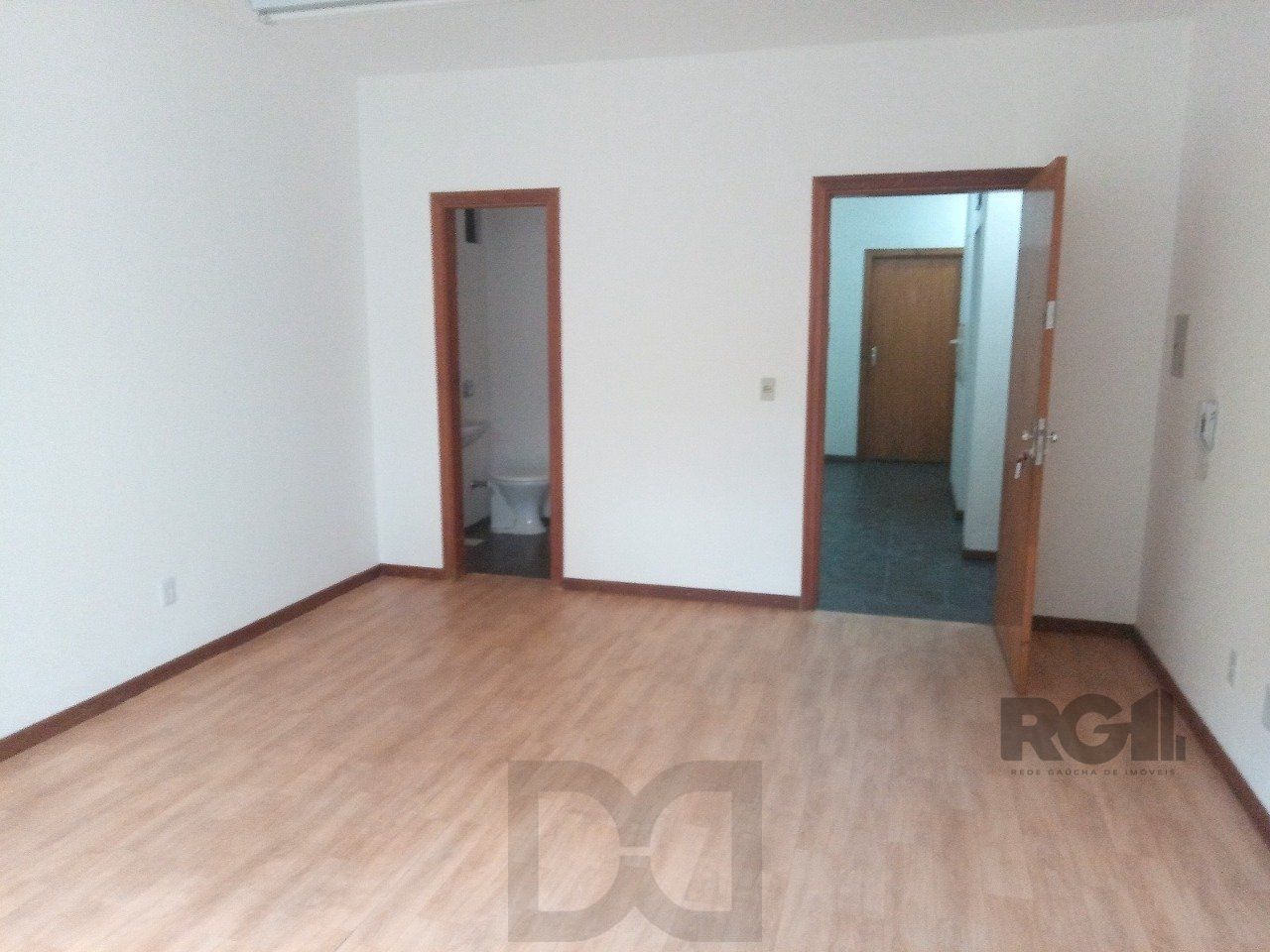 SALA COMERCIAL DESOCUPADA, NO BAIRRO CENTRO HISTÓRICO, EM PORTO ALEGRE, RS — foto 1