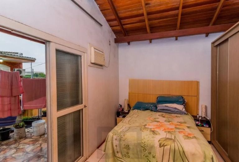 Casa de 3 dormitórios , com suíte , banheiro social , 2 apartamentos de 1 dormitório nos fundos , vaga para 3 carros ! — foto 5