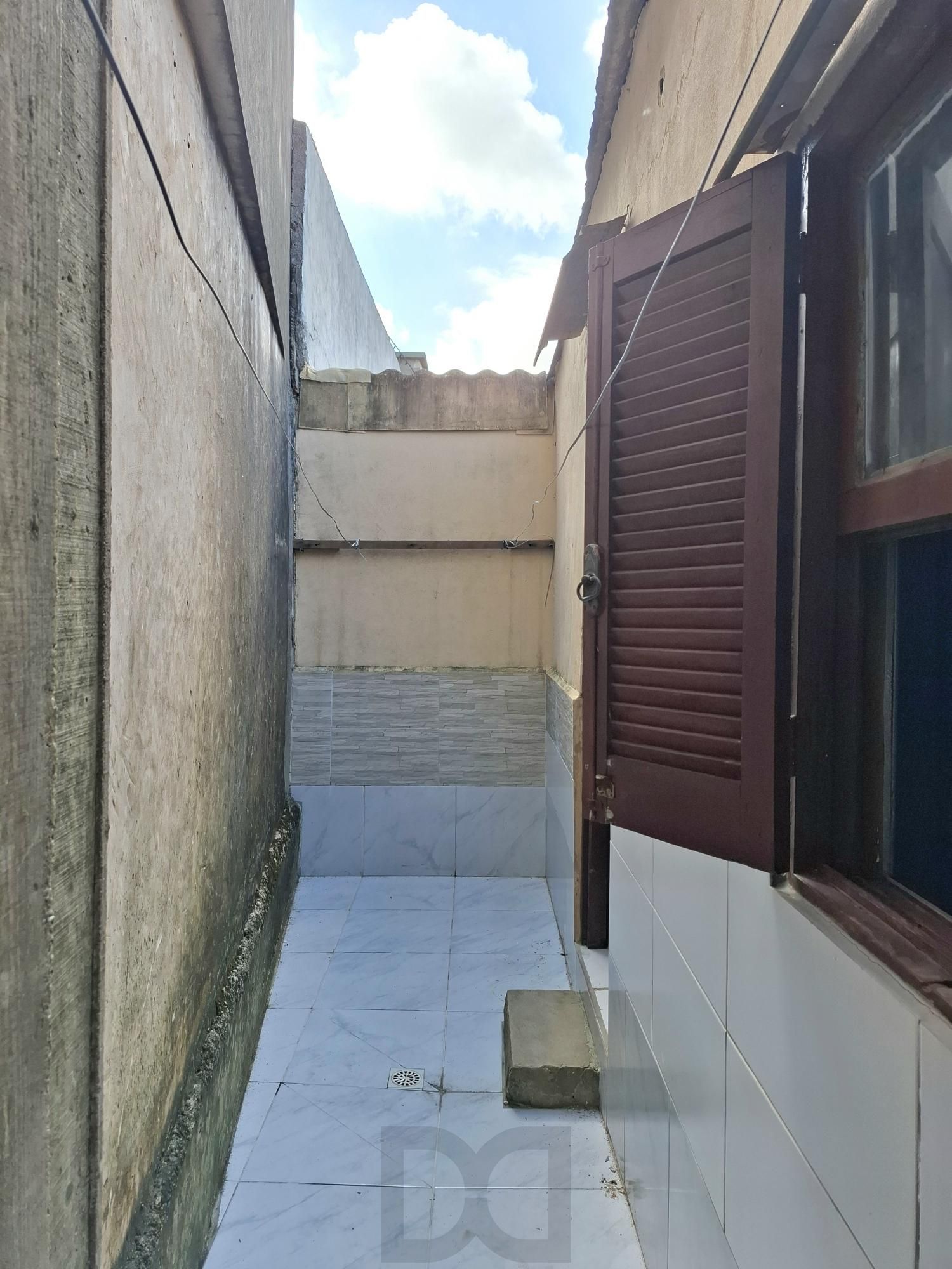 Vende Casa no Bairro Cavalhada em acesso a poucos metros da Avenida. Construídos 2 residências geminadas com 1 dormitório separado, sala e cozinha integrados casa uma, mais chalé antigo de madeira. — foto 8