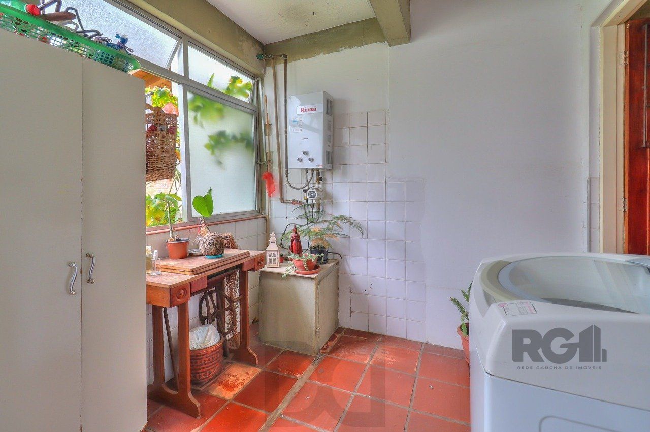 Casa a venda composta de 4 dormitórios no bairro Jardim Isabel em Porto Alegre — foto 29