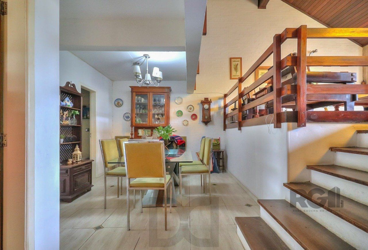 Casa a venda composta de 4 dormitórios no bairro Jardim Isabel em Porto Alegre — foto 3