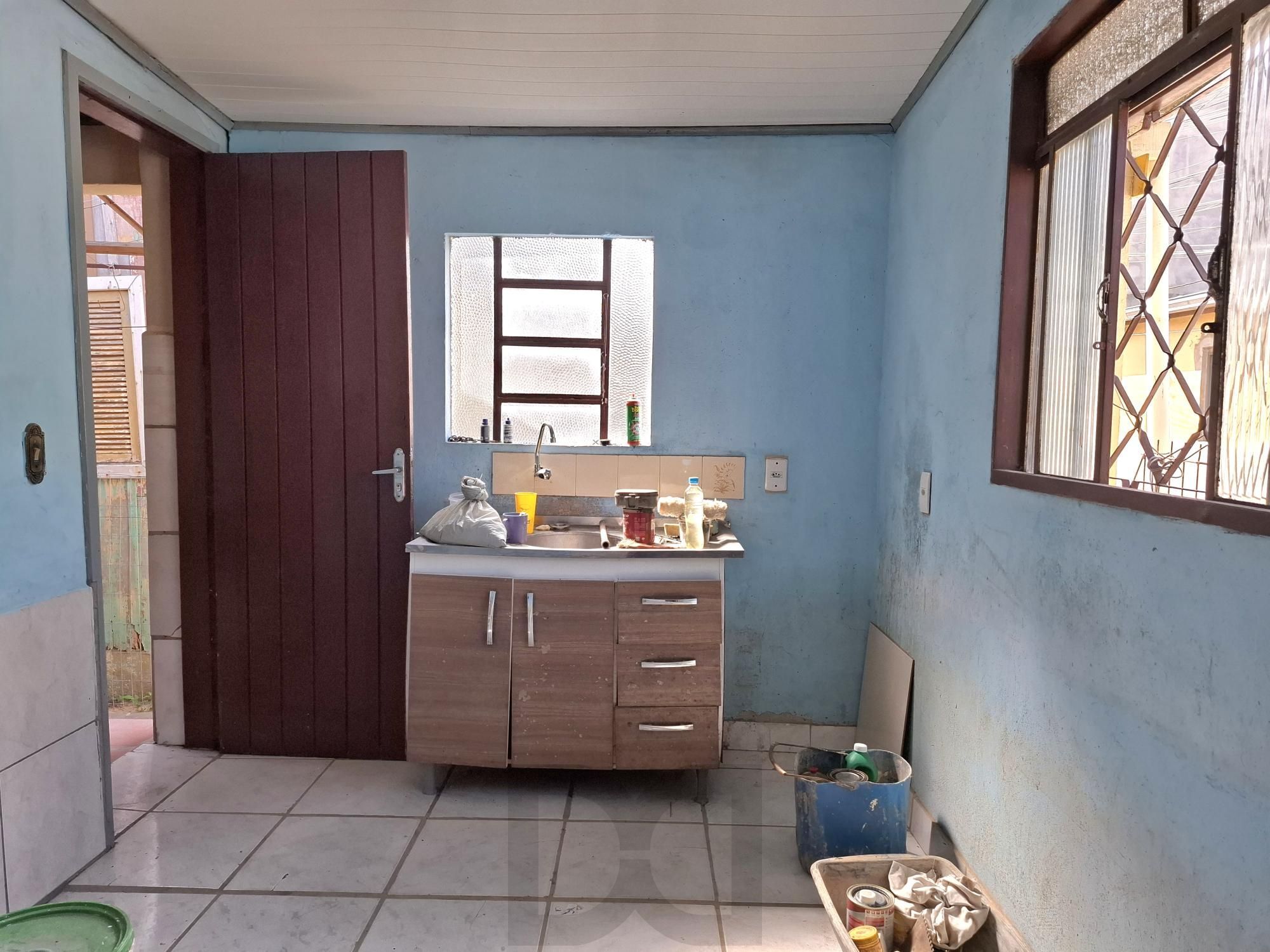 Vende Casa no Bairro Cavalhada em acesso a poucos metros da Avenida. Construídos 2 residências geminadas com 1 dormitório separado, sala e cozinha integrados casa uma, mais chalé antigo de madeira. — foto 10
