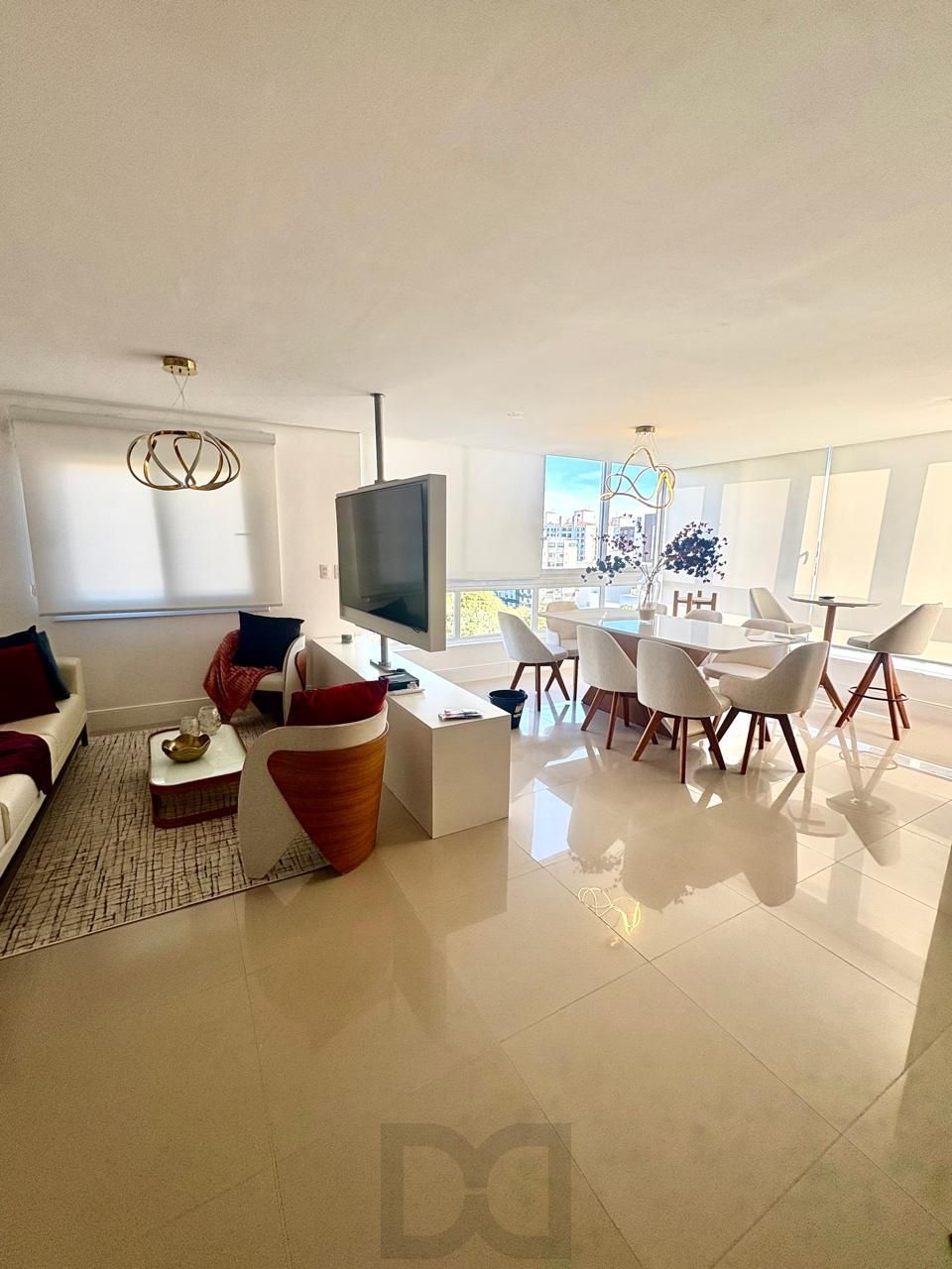 Apartamento à venda no Bairro Tristeza – Mobiliado. Lindo apartamento de 3 dormitórios, transformado em 2 dormitorios, sendo 1 suíte, com excelente distribuição dos ambientes. — foto 1
